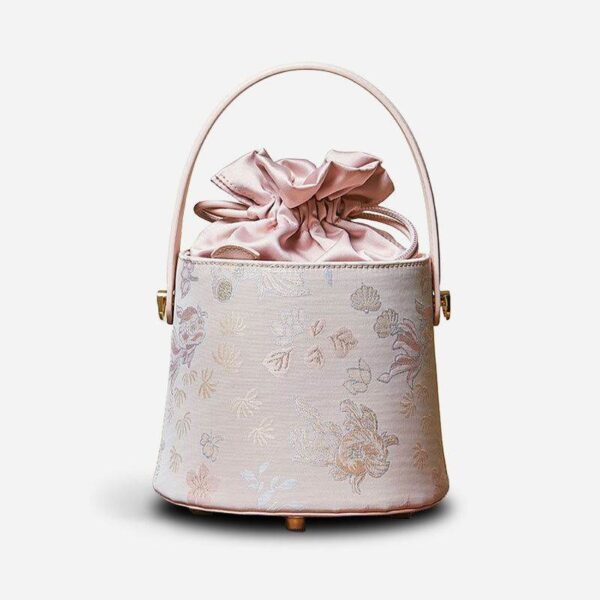 Sac_à_sacs_en_carton_cuir_à_sangle_sac_à_sac_sino_culturel-2462919 Brocade_Jacquard_Leather_Drawstring_Bucket_Bag_-_SinoCultural-2462919