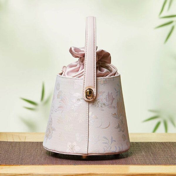 Sac_à_sacs_en_carton_cuir_à_sangle_sac_à_sac_à_sino_culturel-2462953 Brocade_Jacquard_Leather_Drawstring_Bucket_Bag_-_SinoCultural-2462953