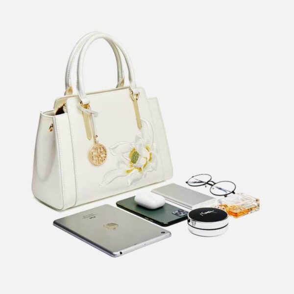 Broderie_Cuir_Tote_Bag_Blooming_White_Lotus_-_SinoCultural-2476055 Embroidery_Leather_Tote_Bag_Blooming_White_Lotus_-_SinoCultural-2476055