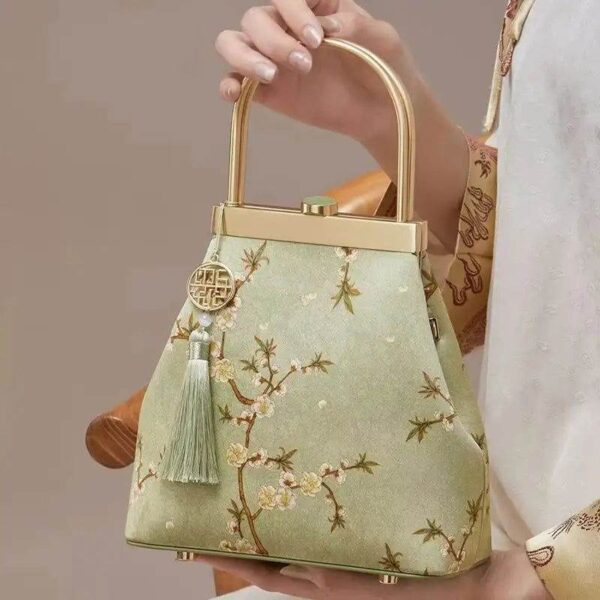 Mulberry_絲質奢華淺綠色_Kiss_Lock_手拿包_-_SinoCultural-2481823 Mulberry_Silk_Luxury_Light_Green_Kiss_Lock_Clutch_Bag_-_SinoCultural-2481823