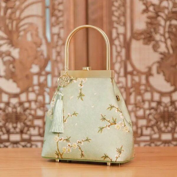 Mulberry_絲質奢華淡綠色_Kiss_Lock_手拿包_-_SinoCultural-2481839 Mulberry_Silk_Luxury_Light_Green_Kiss_Lock_Clutch_Bag_-_SinoCultural-2481839