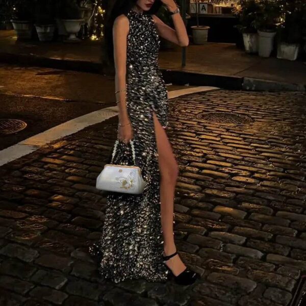 embroidery-leather-lotus-clutch-model-front-event embroidery-leather-lotus-clutch-model-front-event