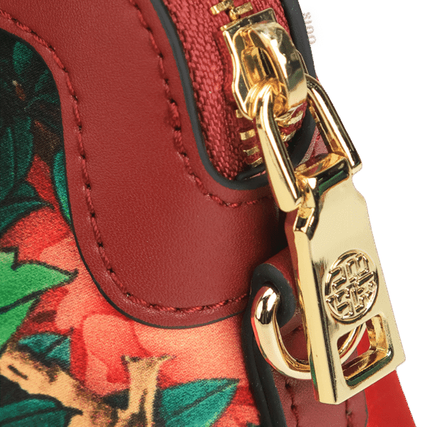 handmade-floral-embroidery-clutch-closeup-09-detail handmade-floral-embroidery-clutch-closeup-09-detail