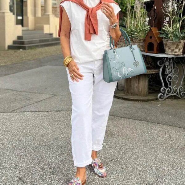 magnolia-crossbody-tote-front-shoulder-portefeuille-bleu-modèle magnolia-crossbody-tote-front-shoulder-carry-blue-model