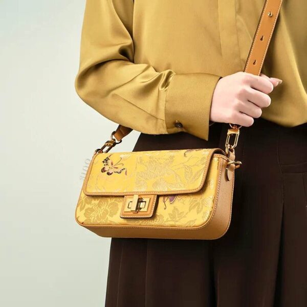yunjin-brocade-sac à main en cuir-brodé-papillon-modèle-crossbody yunjin-brocade-leather-handbag-embroidered-butterfly-pattern-model-crossbody