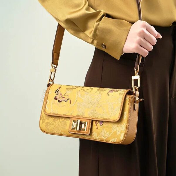 yunjin-brocade-cuir-sac-à-main-brodé-papillon-modèle-épaule-maintenue yunjin-brocade-leather-handbag-embroidered-butterfly-pattern-model-shoulder-handheld