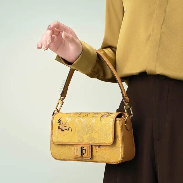 yunjin-brocade-cuir-sac-à-main-brodé-papillon-modèle-assis-genou-maintenue yunjin-brocade-leather-handbag-embroidered-butterfly-pattern-model-sitting-knee-handheld